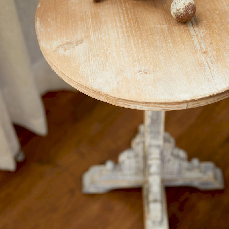 Table d'appoint ou de bout en bois sculpté avec plateau en bois marron - Gris, Blanc, Crème - Roche River Decor