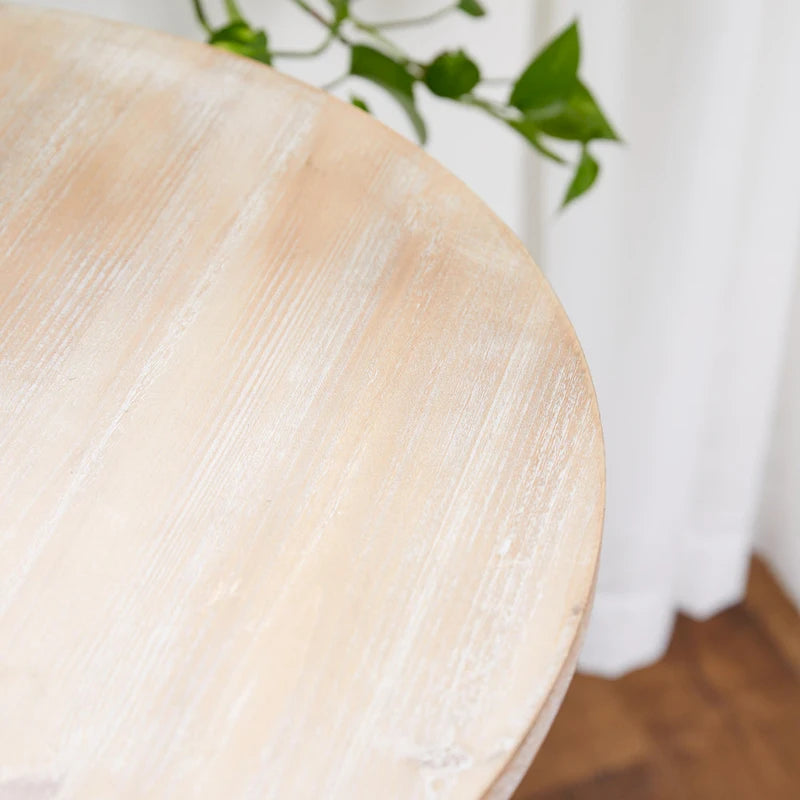 Table d'appoint ou de bout en bois sculpté avec plateau en bois marron - Gris, Blanc, Crème - Roche River Decor