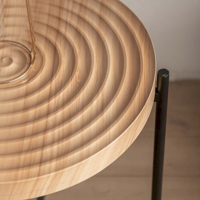 Table basse ronde au design moderne avec piètement en métal croisé