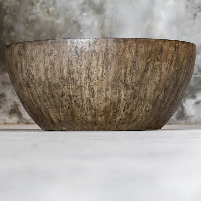 Table basse ronde en bois de noyer vieilli Uttermost Lark