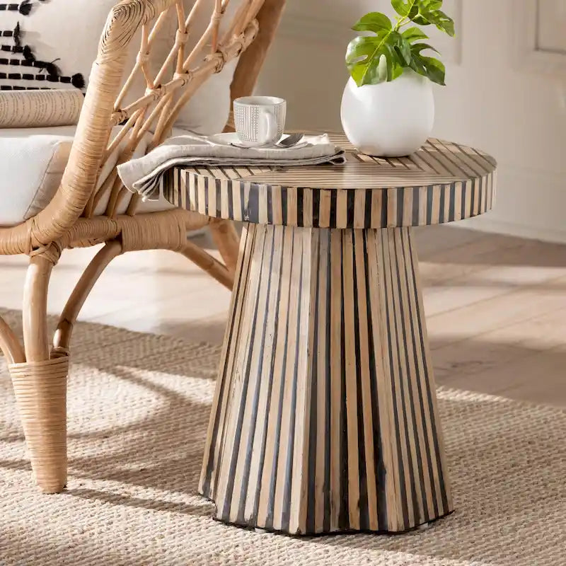 Table d'appoint en bambou Devika bicolore marron foncé et naturel, style bohème moderne