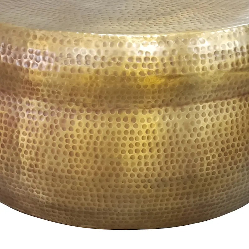 Table basse ronde de 81 cm, en forme de tambour, texture martelée en relief, aluminium, laiton antique