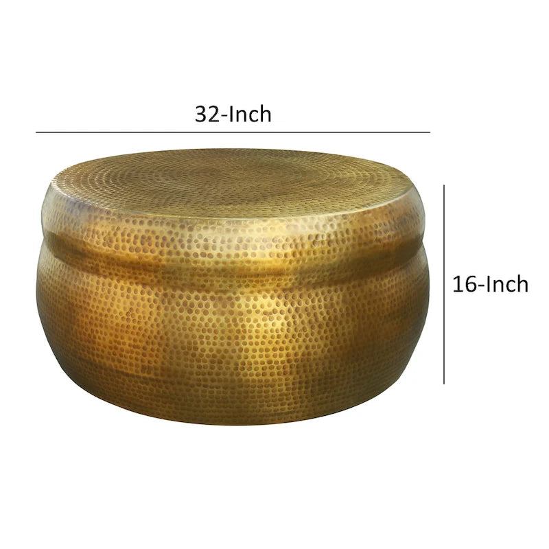 Table basse ronde de 81 cm, en forme de tambour, texture martelée en relief, aluminium, laiton antique