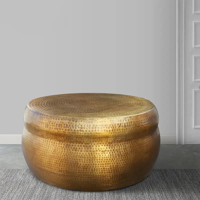 Table basse ronde de 81 cm, en forme de tambour, texture martelée en relief, aluminium, laiton antique