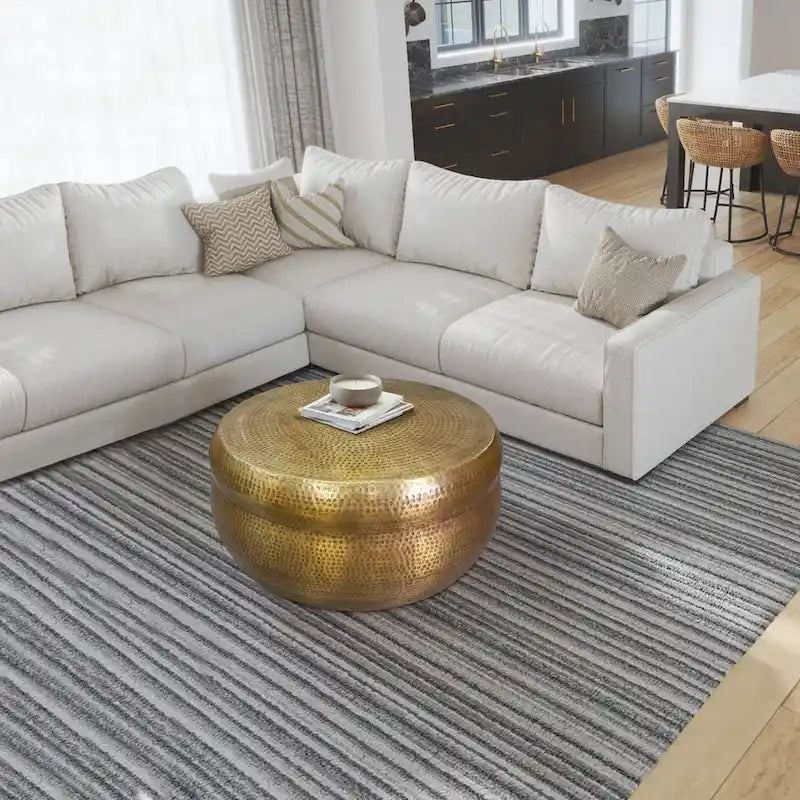 Table basse ronde de 81 cm, en forme de tambour, texture martelée en relief, aluminium, laiton antique