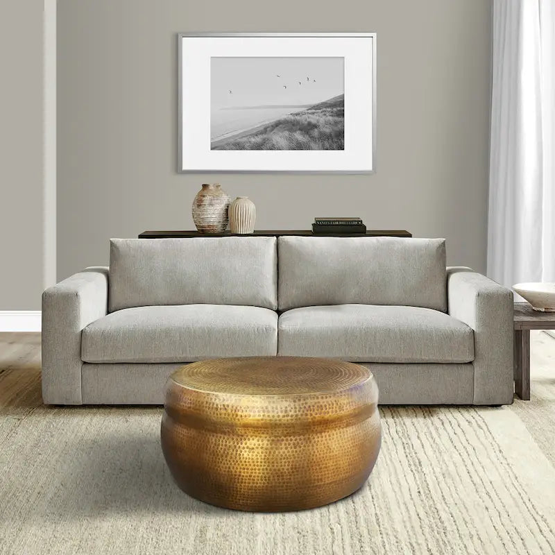 Table basse ronde de 81 cm, en forme de tambour, texture martelée en relief, aluminium, laiton antique