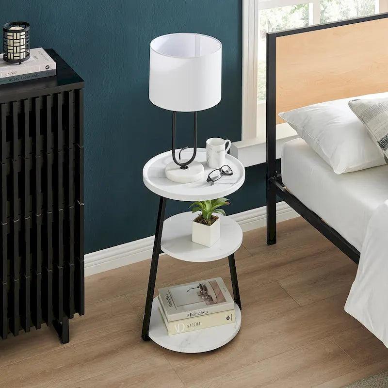 Table d'appoint Skylar à 3 niveaux avec plateau à rebord relevé et pieds asymétriques en métal de style moderne du milieu du siècle