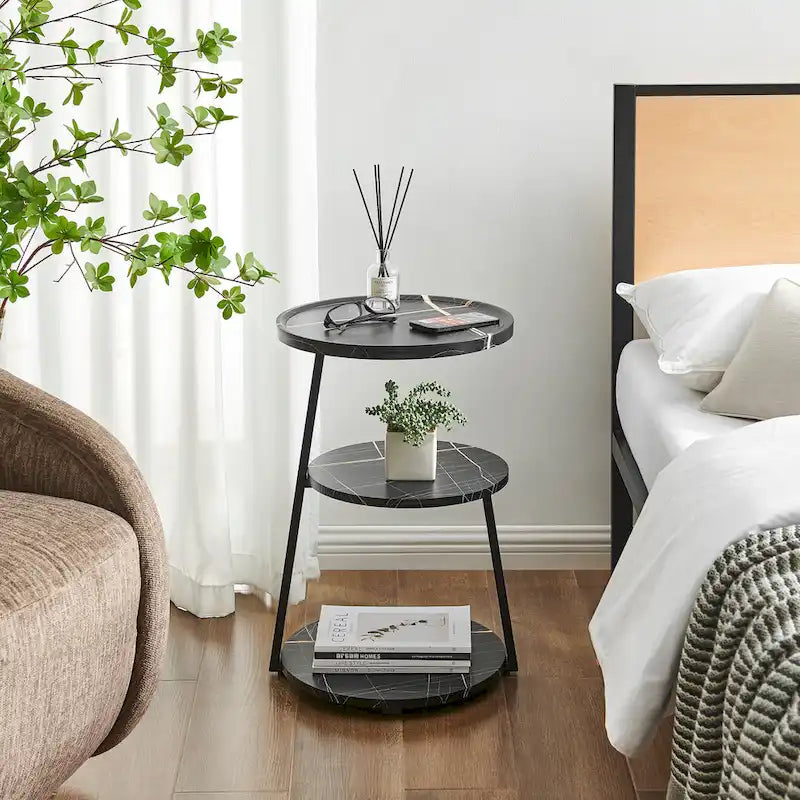 Table d'appoint Skylar à 3 niveaux avec plateau à rebord relevé et pieds asymétriques en métal de style moderne du milieu du siècle