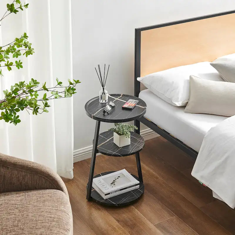 Table d'appoint Skylar à 3 niveaux avec plateau à rebord relevé et pieds asymétriques en métal de style moderne du milieu du siècle