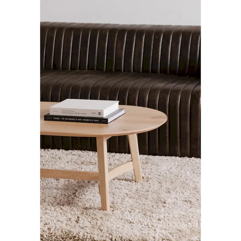 Table basse Aurelle Home Tyier en chêne massif de style moderne du milieu du siècle - 54 L x 17 H x 28 P