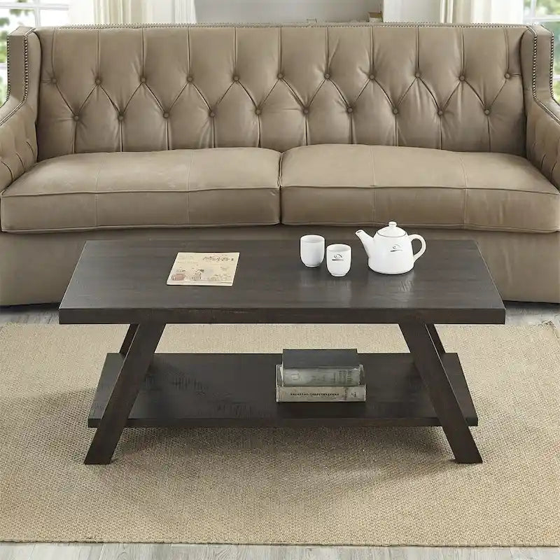 Table basse contemporaine en bois avec étagère