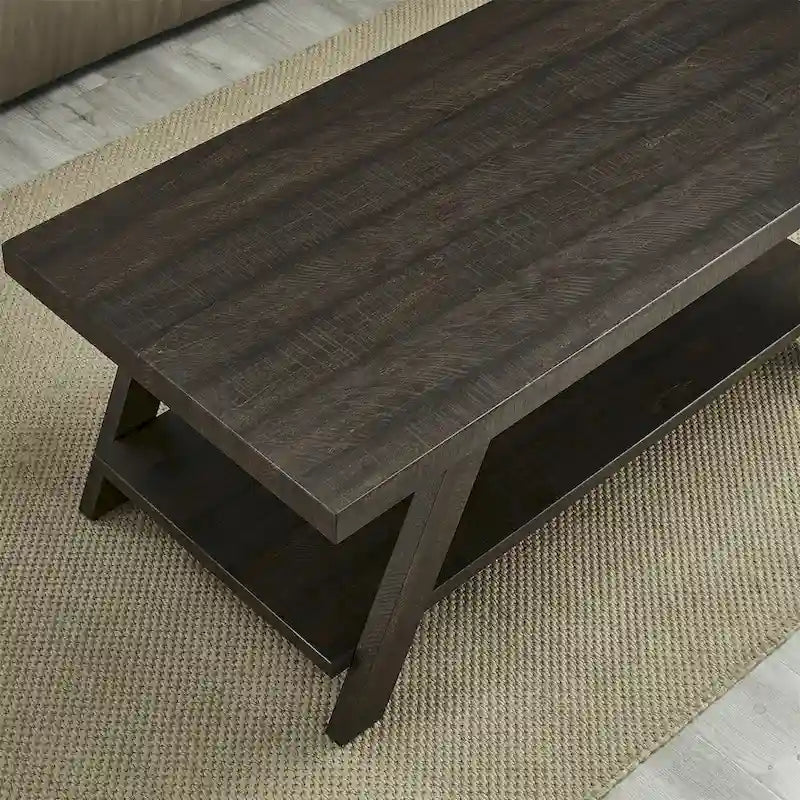 Table basse contemporaine en bois avec étagère