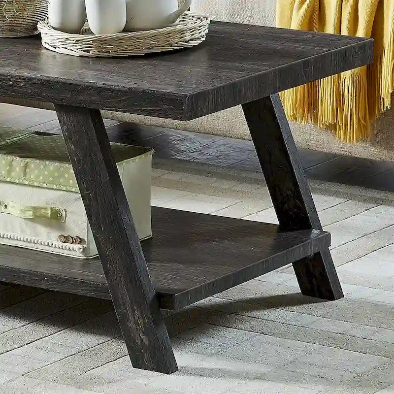 Table basse contemporaine en bois avec étagère