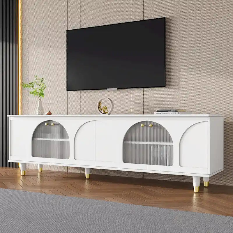 Meuble TV élégant avec poignées dorées et portes en verre cannelé en arc de cercle
