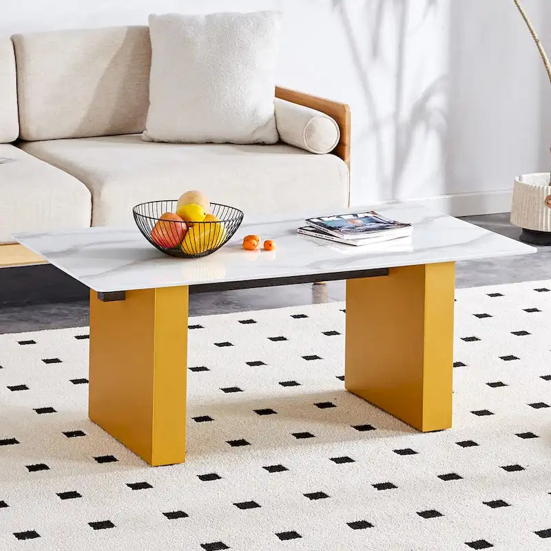 Table basse et table à manger modernes minimalistes en verre trempé avec autocollant, associées à des décorations dorées en MDF.