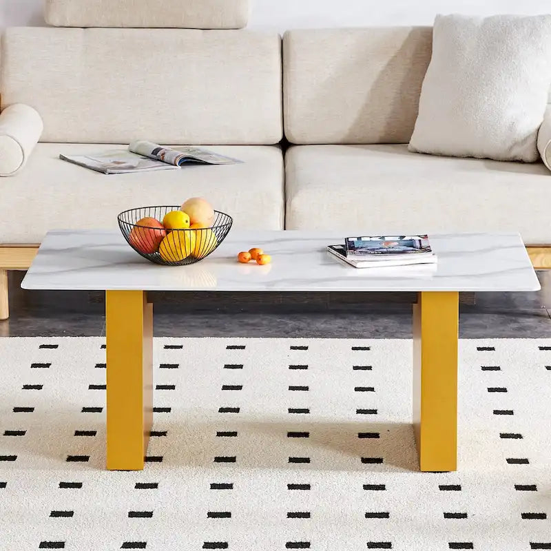 Table basse et table à manger modernes minimalistes en verre trempé avec autocollant, associées à des décorations dorées en MDF.