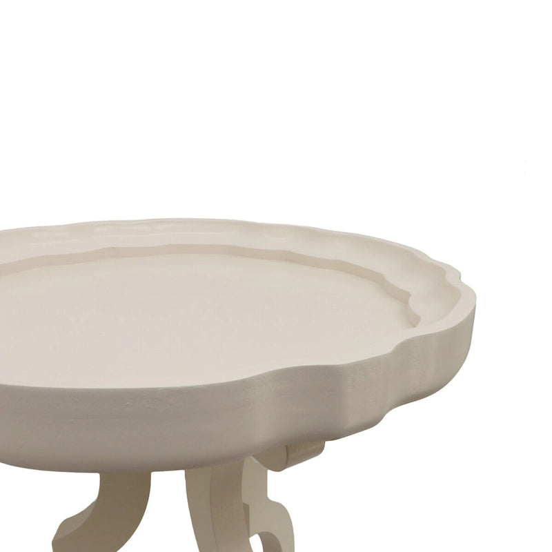 Table d'appoint en bois de style campagnard français avec plateau à bord festonné et pieds courbés