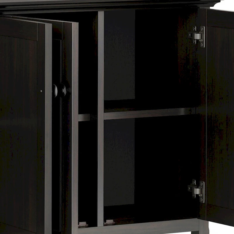 WYNDENHALL Halifax Armoire de rangement transitionnelle large en bois massif 66 po à 4 portes en brun hickory - 18p x 66l x 34h