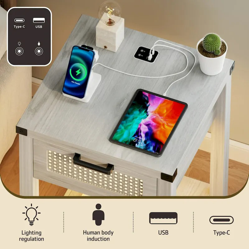Table d'appoint avec lampe et station de recharge