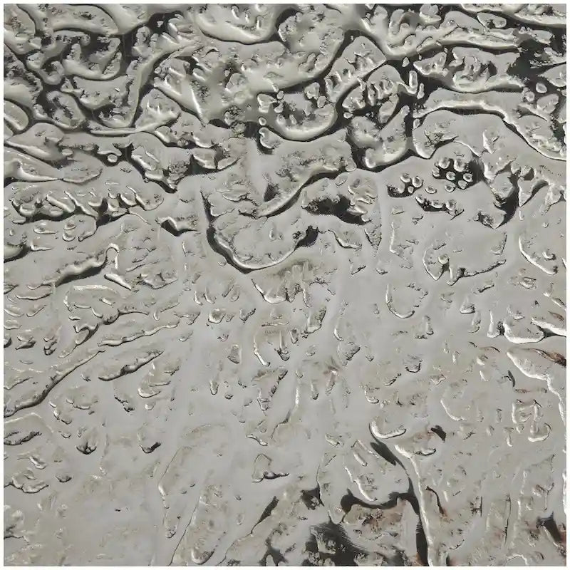 Table d'appoint en métal aluminium, géométrique, fine et texturée – Argent, Or ou Gris – Roche River Decor