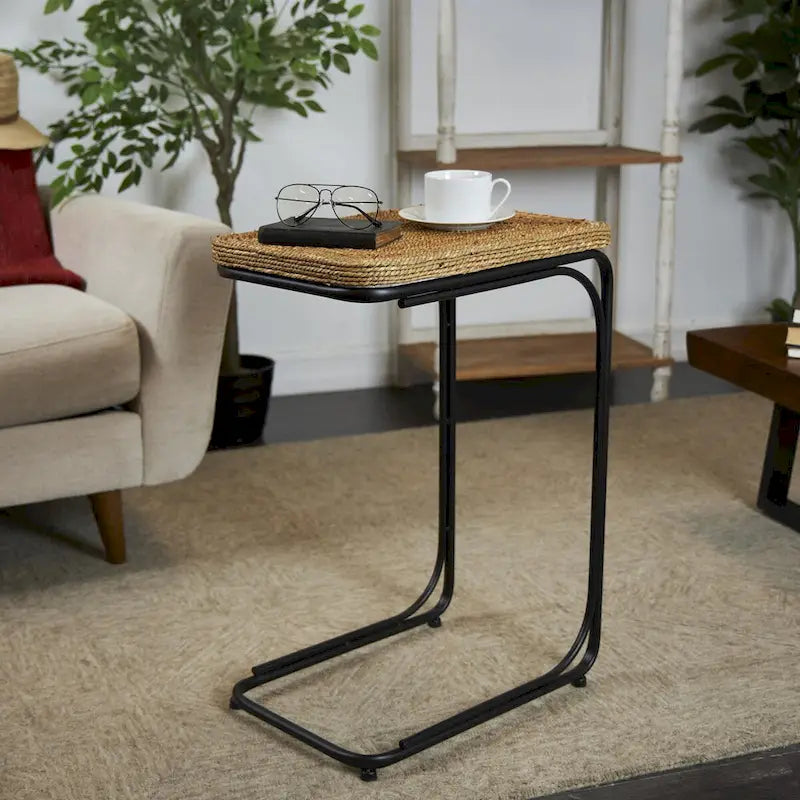 Table d'appoint C-shaped à bobine faite à la main en plante séchée avec pieds en métal noir - Marron - Roche River Decor