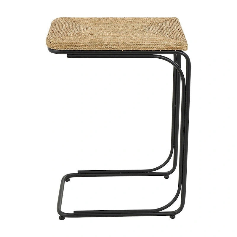 Table d'appoint C-shaped à bobine faite à la main en plante séchée avec pieds en métal noir - Marron - Roche River Decor