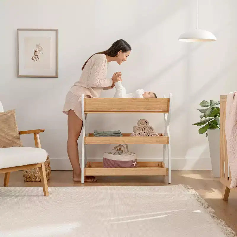 Table à langer Comfy Cubs - Construction robuste en bois, design intemporel avec deux étagères ouvertes pour les indispensables de bébé